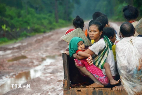 Người dân sơ tán khỏi khu vực nguy hiểm sau sự cố vỡ đập thủy điện tại Attapeu, Lào ngày 27/7. (Nguồn: THX/ TTXVN)