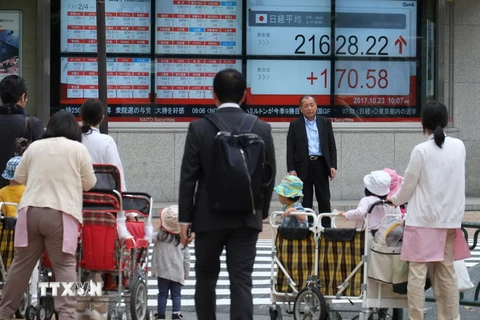 Nhật Bản "soán ngôi" thị trường chứng khoán lớn thứ hai thế giới của Trung Quốc. (Nguồn: AFP/TTXVN)