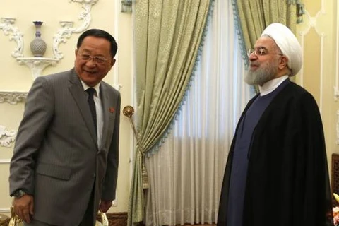 Ngoại trưởng Triều Tiên Ri Yong-ho (trái) và Tổng thống Iran Hassan Rouhani (phải). (Nguồn: Getty Images)