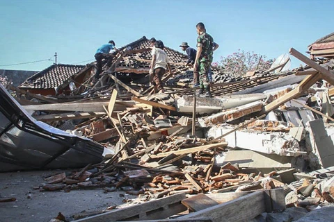 Sập nhà ở đảo Lombok, Indonesia do dư chấn động đất. (Daily Star)