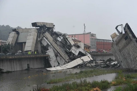 Quang cảnh vụ sập cầu cao tốc tại thành phố Genoa của Italy. (Nguồn: Business Insider)