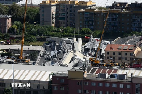 Hiện trường vụ sập cầu cạn ở Genoa, Italy ngày 15/8. (Ảnh: THX/TTXVN)