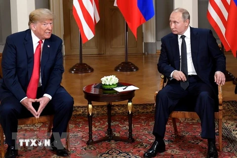 Tổng thống Mỹ Donald Trump (trái) và Tổng thống Nga Vladimir Putin trong cuộc gặp thượng đỉnh tại Helsinki, Phần Lan ngày 16/7. (Ảnh: THX/TTXVN)