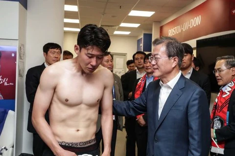 Son Heung-min (trái) được Tổng thống Hàn Quốc Moon Jae-in an ủi sau khi bị loại khỏi vòng bảng World Cup 2018. (Nguồn: SportBible