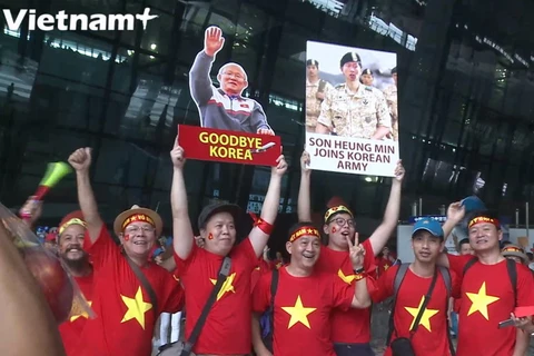 Người hâm mộ Việt Nam đến Indonesia cổ vũ cho đội tuyển. (Nguồn: Trần Chiến/TTXVN)