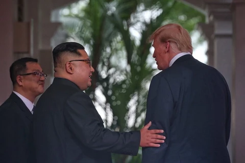 Những cử chỉ thân thiện giữa Tổng thống Mỹ Donald Trump và nhà lãnh đạo Triều Tiên Kim Jong-un. (Nguồn: Straits Times)