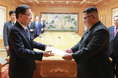 Ông Chung Eui Yong (trái, phía trước), cố vấn an ninh hàng đầu của Tổng thống Hàn Quốc, trao bức thư của Tổng thống Moon Jae-in cho Nhà lãnh đạo Triều Tiên Kim Jong-un (phải, phía trước) tại Bình Nhưỡng ngày 5/9/2018. (Nguồn: YONHAP/ TTXVN)