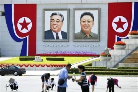 Quảng trường Kim Nhật Thành được trang hoàng chào mừng Quốc khánh Triều Tiên. (Nguồn: Kyodo/TTXVN)