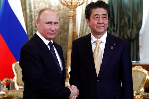 Tổng thống Nga Vladimir Putin và Thủ tướng Nhật Bản Shinzo Abe. (Nguồn: Foreign Brief)