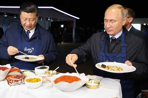 Lãnh đạo Nga và Trung Quốc cùng trổ tài nấu nướng. (Nguồn: Yahoo Singapore)