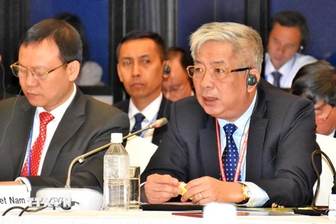 Thứ trưởng Bộ Quốc phòng Việt Nam Nguyễn Chí Vịnh (bên phải). (Ảnh: Hồng Hà/TTXVN)