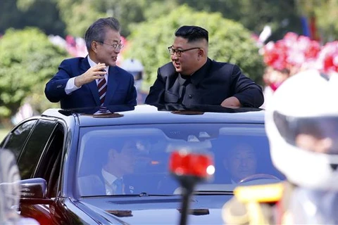 Nhà lãnh đạo Triều Tiên Kim Jong-un (phải) đón Tổng thống Hàn Quốc Moon Jae-in (trái) tại thủ đô Bình Nhưỡng ngày 18/9/2018. (Nguồn: AFP/ TTXVN)