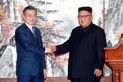 Nhà lãnh đạo Triều Tiên Kim Jong-un (phải) và Tổng thống Hàn Quốc Moon Jae-in tại cuộc họp báo chung thông báo kết quả Hội nghị thượng đỉnh liên Triều ở Bình Nhưỡng ngày 19/9/2018. (Nguồn: AFP/ TTXVN)