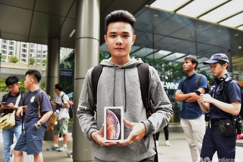 Lê Văn Thắng-Công dân người Việt Nam đầu tiên mua được chiếc iPhone mới. (Nguồn: ChannelNewsAsia)