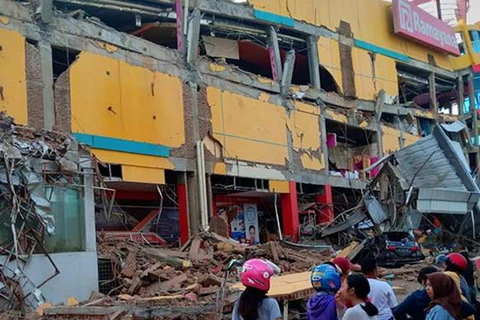 Vẫn còn nhiều người đang mắc kẹt trong các tòa nhà đổ nát tại Indonesia. (Nguồn: The Indian Express)