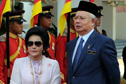 Bà Rosmah Mansor (trái) đang bị cơ quan chức năng Malaysia thẩm vấn. (Nguồn: Coconuts)