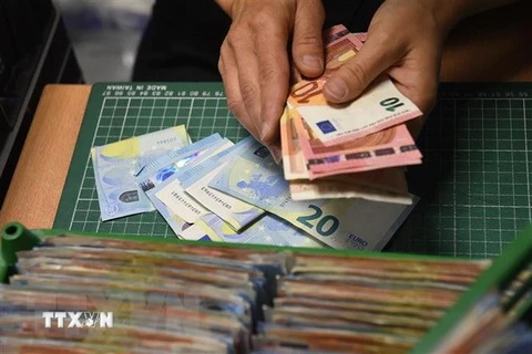Kiểm đồng euro tại một công ty bán hàng ở Rennes, Pháp. (Nguồn: AFP/TTXVN)
