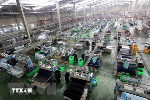 Một dây chuyền sản xuất giày, dép xuất khẩu của Việt Nam. (Ảnh: Danh Lam/TTXVN)