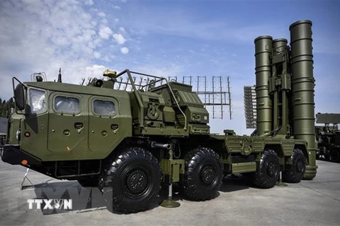 Hệ thống tên lửa S-400 của Nga được trưng bày tại Diễn đàn kỹ thuật quân sự quốc tế ở ngoại ô Moskva, Nga năm 2017. (Ảnh: AFP/TTXVN)