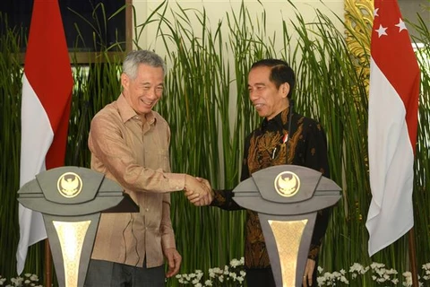 Tổng thống Indonesia Joko Widodo (phải) và Thủ tướng Singapore Lý Hiển Long tại cuộc họp báo ở Bali, Indonesia ngày 11/10/2018. (Nguồn: AFP/TTXVN)