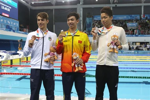Kình ngư Nguyễn Huy Hoàng (giữa) giành huy chương Vàng nội dung bơi 800m tự do. (Nguồn: Hoài Nam/TTXVN)