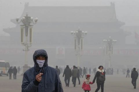 Người dân đeo khẩu trang để tránh ô nhiễm không khí tại Bắc Kinh, Trung Quốc. (Nguồn: CNN)