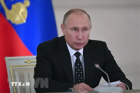 Tổng thống Nga Vladimir Putin chủ trì một cuộc họp. (Nguồn: AFP/TTXVN)
