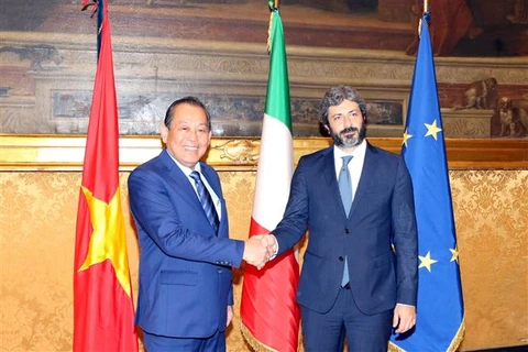Phó Thủ tướng thường trực Trương Hòa Bình gặp Chủ tịch Hạ viện Italy Roberto Fico. (Nguồn: Ngự Bình/TTXVN)