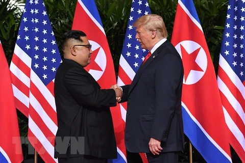 Tổng thống Mỹ Donald Trump (phải) và nhà lãnh đạo Triều Tiên Kim Jong-un tại Hội nghị thượng đỉnh Mỹ-Triều ở Singapore ngày 12/6. (Nguồn: AFP/TTXVN)