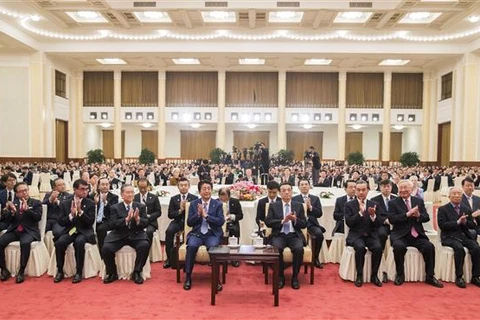 Thủ tướng Trung Quốc Lý Khắc Cường (giữa, phải, hàng đầu) và Thủ tướng Nhật Bản Shinzo Abe (giữa, trái, hàng đầu) dự lễ kỷ niệm 40 năm hai nước ký Hiệp ước hòa bình-hữu nghị Trung Quốc-Nhật Bản, tại Bắc Kinh ngày 25/10/2018. (Nguồn: THX/ TTXVN)