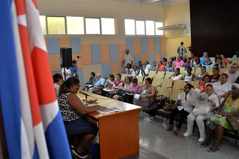 Người dân Cuba tham gia buổi tham vấn quần chúng về bản Dự thảo Hiến pháp tại thủ đô La Habana ngày 13/8/2018. (Nguồn: AFP/ TTXVN)