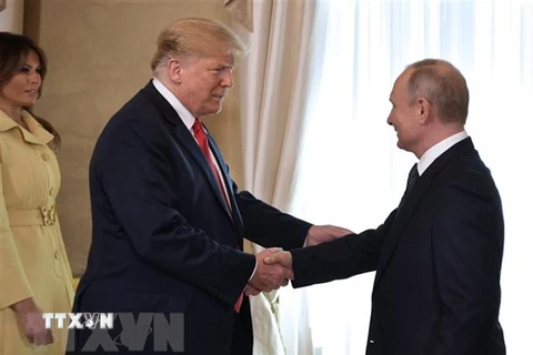 Tổng thống Nga Vladimir Putin (phải) trong cuộc gặp Tổng thống Mỹ Donald Trump (thứ 2, trái) tại Helsinki, Phần Lan ngày 16/7/2018. (Ảnh: AFP/ TTXVN)