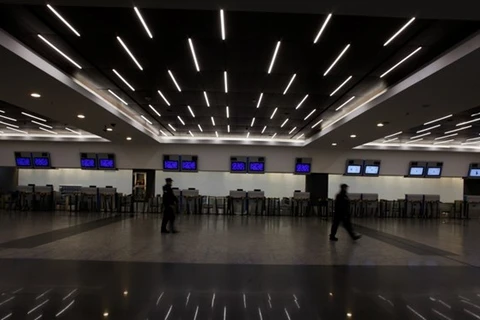 Sân bay Jorge Newbery ở Buenos Aires không một bóng người ngoài sự có mặt của 2 cảnh sát. (Nguồn: Reuters)