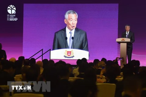 Thủ tướng Singapore Lý Hiển Long phát biểu tại diễn đàn doanh nghiệp trước thềm Hội nghị thượng đỉnh ASEAN tại Singapore ngày 12/11. (Nguồn: AFP/TTXVN)
