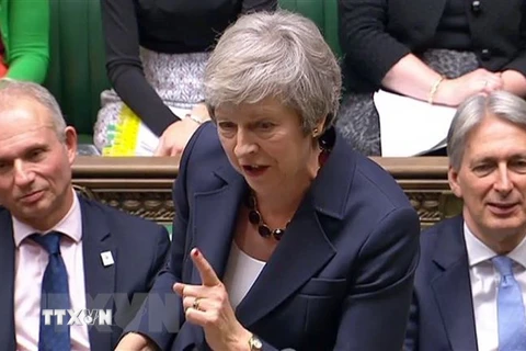Thủ tướng Anh Theresa May (giữa) phát biểu tại phiên chất vấn của Quốc hội ở London ngày 14/11. (Nguồn: AFP/TTXVN)