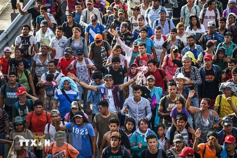 Người di cư Honduras tại tuyến đường nối Ciudad Hidalgo và Tapachula, bang Chiapas, Mexico trong hành trình tới Mỹ ngày 21/10/2018. (Ảnh: AFP/TTXVN)
