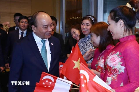 Cán bộ, nhân viên Đại sứ quán Việt Nam tại Singapore tiễn Thủ tướng Nguyễn Xuân Phúc. (Nguồn: Thống Nhất/TTXVN)