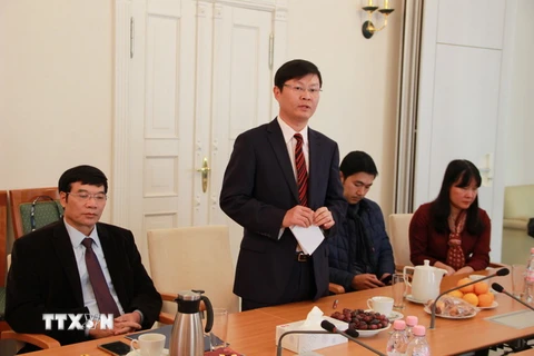 Tham tán Đặng Chung Thủy ( người đứng thứ hai từ trái sang) phát biểu tại buổi gặp mặt. (Nguồn: Anh Đức/TTXVN)