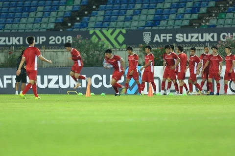 Đội tuyển Việt Nam tập luyện làm quen mặt sân vận động Thuwuna. (Nguồn: Trọng Đạt/TTXVN)