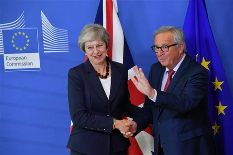 Thủ tướng Anh Theresa May (trái) trong cuộc gặp Chủ tịch Ủy ban châu Âu Jean-Claude Juncker (phải) tại Brussels (Bỉ) ngày 17/10/2018. (Nguồn: AFP/ TTXVN)