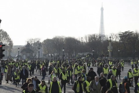 Người dân Pháp biểu tình nhằm phản đối việc tăng thuế xăng dầu. (Nguồn: Reuters)