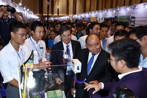 Thủ tướng Nguyễn Xuân Phúc tham quan các gian hàng trưng bày sản phẩm tại Techfest 2018. (Nguồn: Thống Nhất/TTXVN)