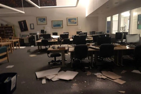 Nhiều mảng trần nhà bị rơi do rung lắc sau trận động đất ở Anchorage, Alaska, ngày 30/11/2018. (Nguồn: AFP/TTXVN)