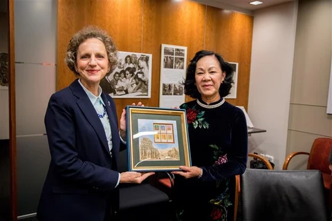 Trưởng Ban Dân vận Trung ương Trương Thị Mai tặng quà cho Phó Trợ lý Ngoại trưởng Hoa Kỳ thường trực về giáo dục và văn hóa Jennifer Galt, ngày 30/11/2018, tại Thủ đô Washington D.C. (Nguồn: TTXVN)