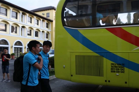 Đội trưởng Văn Quyết (trái) trao đổi cùng Xuân Trường (phải). (Nguồn: Xuân Huy/Vietnam+)