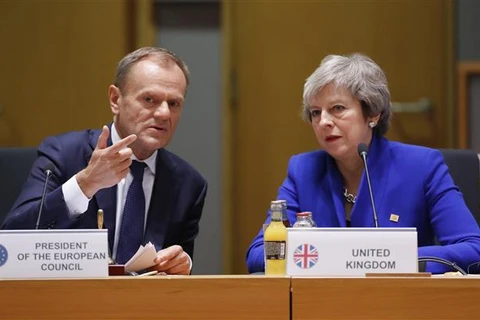 Chủ tịch Hội đồng châu Âu Donald Tusk (trái) và Thủ tướng Anh Theresa May tại Hội nghị đặc biệt của Liên minh châu Âu về Brexit ở Brussels (Bỉ) ngày 25/11/2018. (Nguồn: AFP/ TTXVN)
