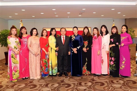 Chủ tịch Quốc hội Nguyễn Thị Kim Ngân chụp ảnh chung với đại diện gia đình văn hóa Việt–Hàn và phụ nữ Việt Nam lấy chồng Hàn Quốc. (Nguồn: Trọng Đức/TTXVN)