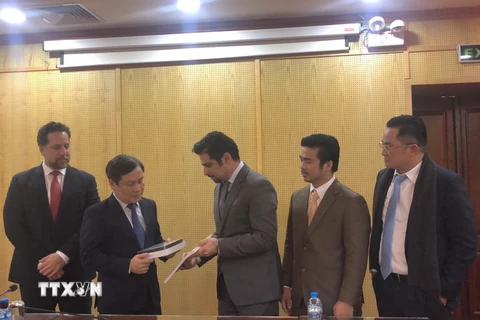 Thứ trưởng Bộ Kế hoạch Đầu tư Vũ Đại Thắng (thứ hai từ trái qua) và ông Fahad Al Gergawi-Phó chủ tịch Hiệp hội Đầu tư Thế giới (giữa) và là CEO của Cơ quan Đầu tư thuộc chính phủ Dubai, tỷ phú gốc Việt Mai Vũ Minh (thứ hai từ bên phải qua) cùng trao quà l