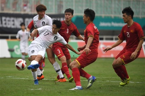 Pha ghi bàn của cầu thủ Olympic Hàn Quốc Lee Seung-woo (số 17) trong trận đấu gặp Olympic Việt Nam bán kết bóng đá nam ASIAD 2018 diễn ra ở Bogor, Indonesia ngày 29/8. (Nguônd: THX/ TTXVN)