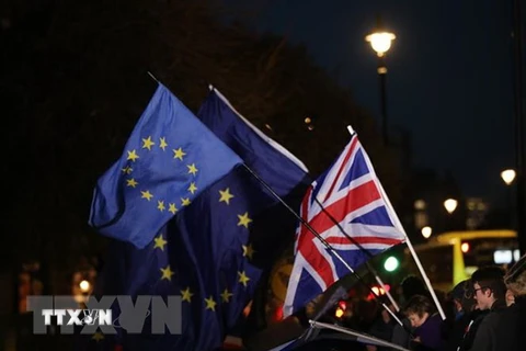 Quốc kỳ Anh (phải) và cờ EU bên ngoài Hạ viện Anh ở London ngày 12/12/2018. (Nguồn: THX/TTXVN)